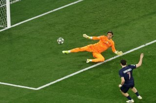 Khvicha Kvaratskhelia inscrit le 4-0 face à un Yann Sommer impuissant. KEYSTONE/EPA/FRIEDEMANN VOGEL